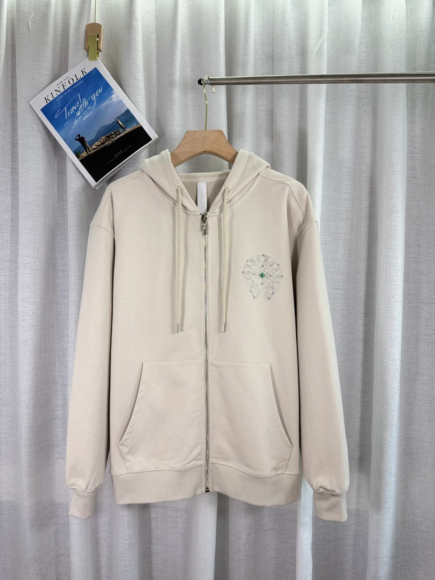 P350 top version, real shot without P, ​​different from market currency) 𝗖𝗵𝗿𝗼𝗺𝗲 𝗛𝗲𝗮𝗿𝘁𝘀/Cro Heart 2025 Washable Watercolor Diamond Paste Autumn and Winter New Original Single Counter American Laser Diamond 3D Three-dimensional Color Embroidery Couple Casual Cardigan Sweatshirt 👑The highest version! Customized fabric 480g tripe terry fabric! American acid-washed and distressed original fabric, laser-burned pattern ✟Colored diamond hardware stickers, exquisite embroidery of letters! The best-selling model in the counter, very comfortable to wear. Accessories: original molded and authenticated collar label➕100% silk wash label. Genuine purchase-grade original hangtag➕matching hanging rope➕3D hanging beads➕original packaging bag. Craftsmanship: The original version has consistent wiring! The highest version of the armhole matching technique! Color: Apricot Black Size: S M L XL Style Number: 25-322